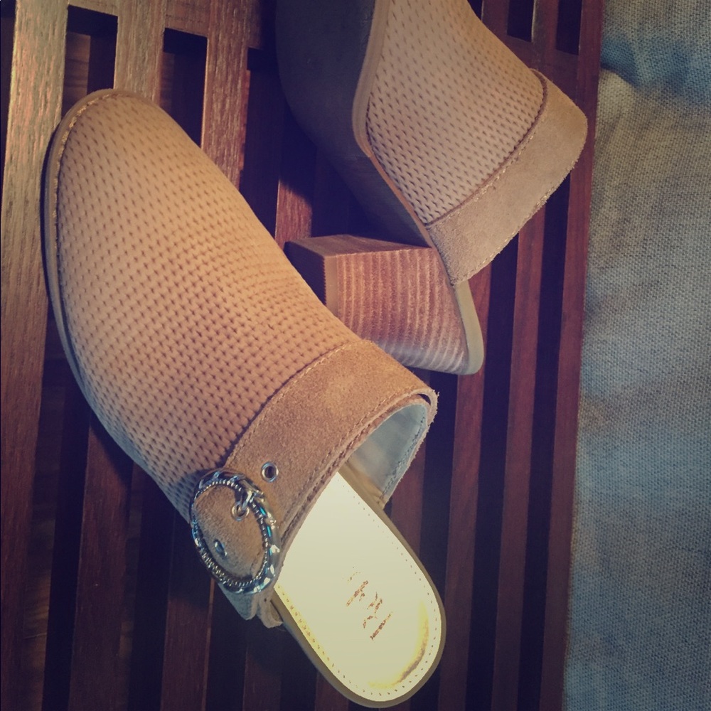 Tan mules